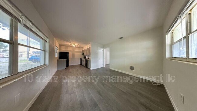 Foto del edificio - 1263 Friar Tuck Ln
