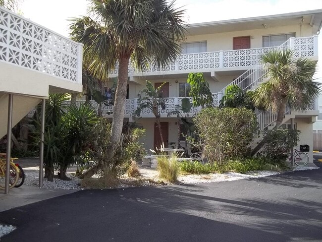 Building Photo - One bedroom condo beachside