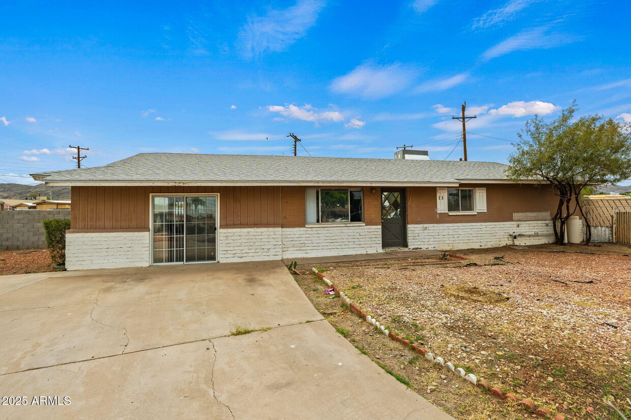Primary Photo - 13 E Desert Dr