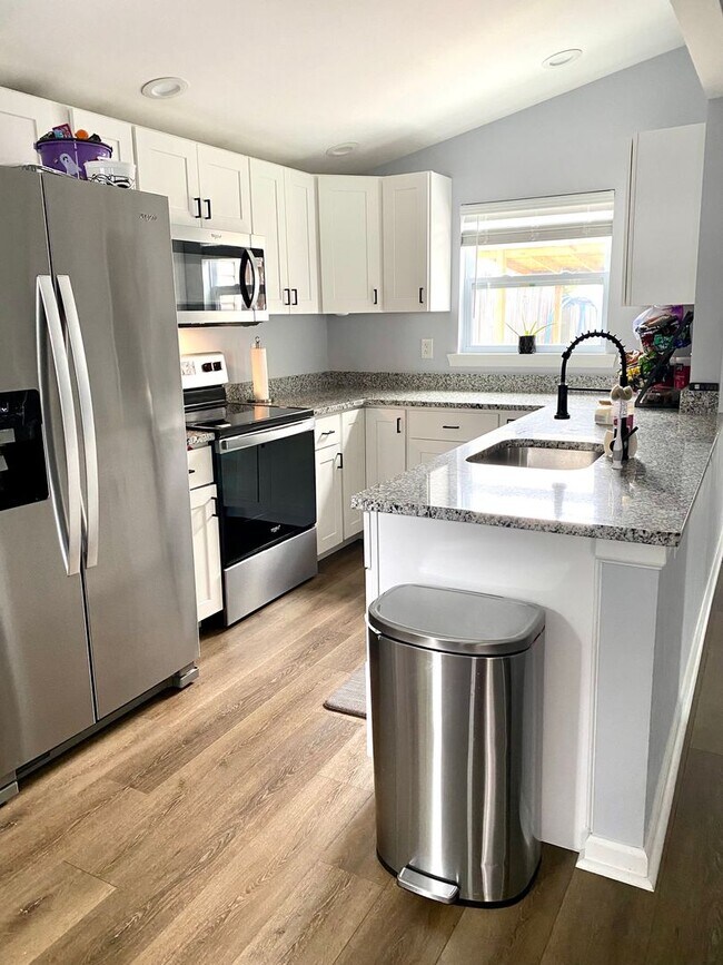 Building Photo - Charming 3 BR/2 BA Single-Family Home in P...