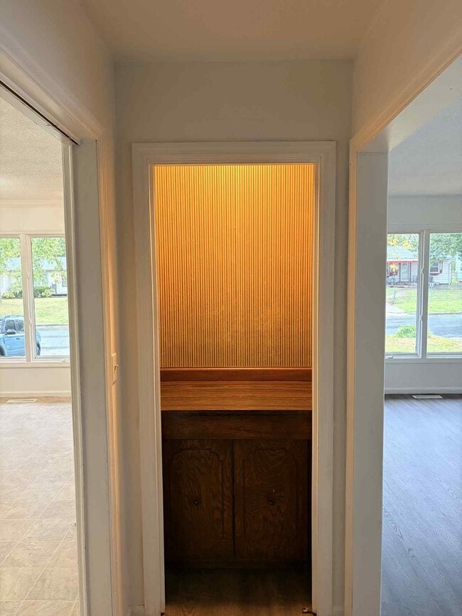 Building Photo - CHARMING 3 BEDROOM / 1 BATHROOM HOUSE IN J...