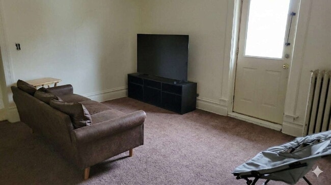 Building Photo - 2 bedroom 1 bath - available for June 1st right across the street from UWEC!