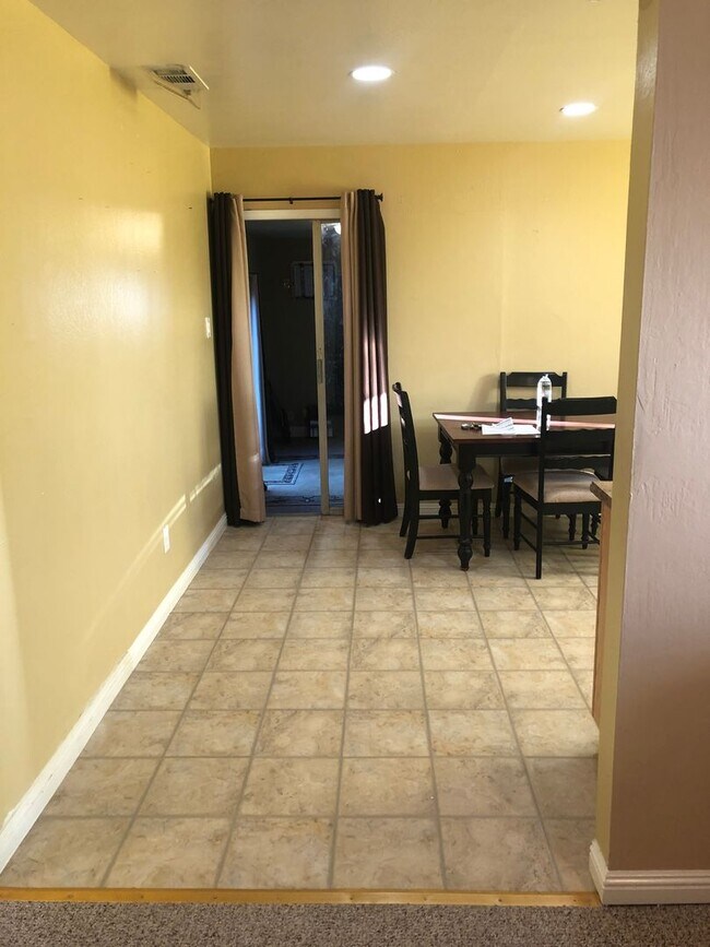 Foto del edificio - Clean Neat 3 Bedroom 2 Bathroom 1008 sft Rancho Cordova Home for Lease.