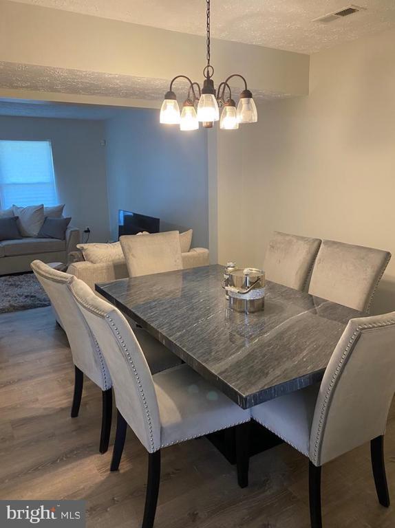 Foto del edificio - 6276 Whistlers Pl
