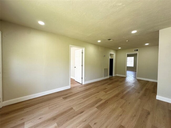 Building Photo - 5009 Chennault Rd