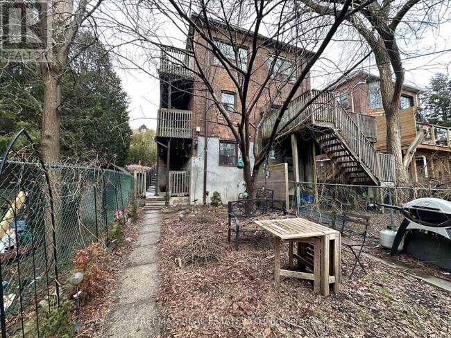 Photo du bâtiment - 234 Indian Grove