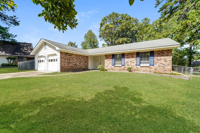 Building Photo - Three Bedroom Gem