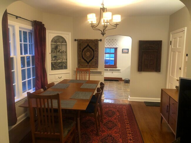 Comedor - 4119 N Newhall St