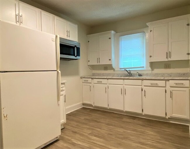 Building Photo - Updated 1 bed, 1 bath duplex unit close to...