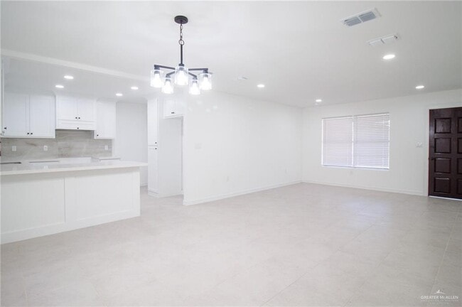 Building Photo - 2537 Lindberg Ave
