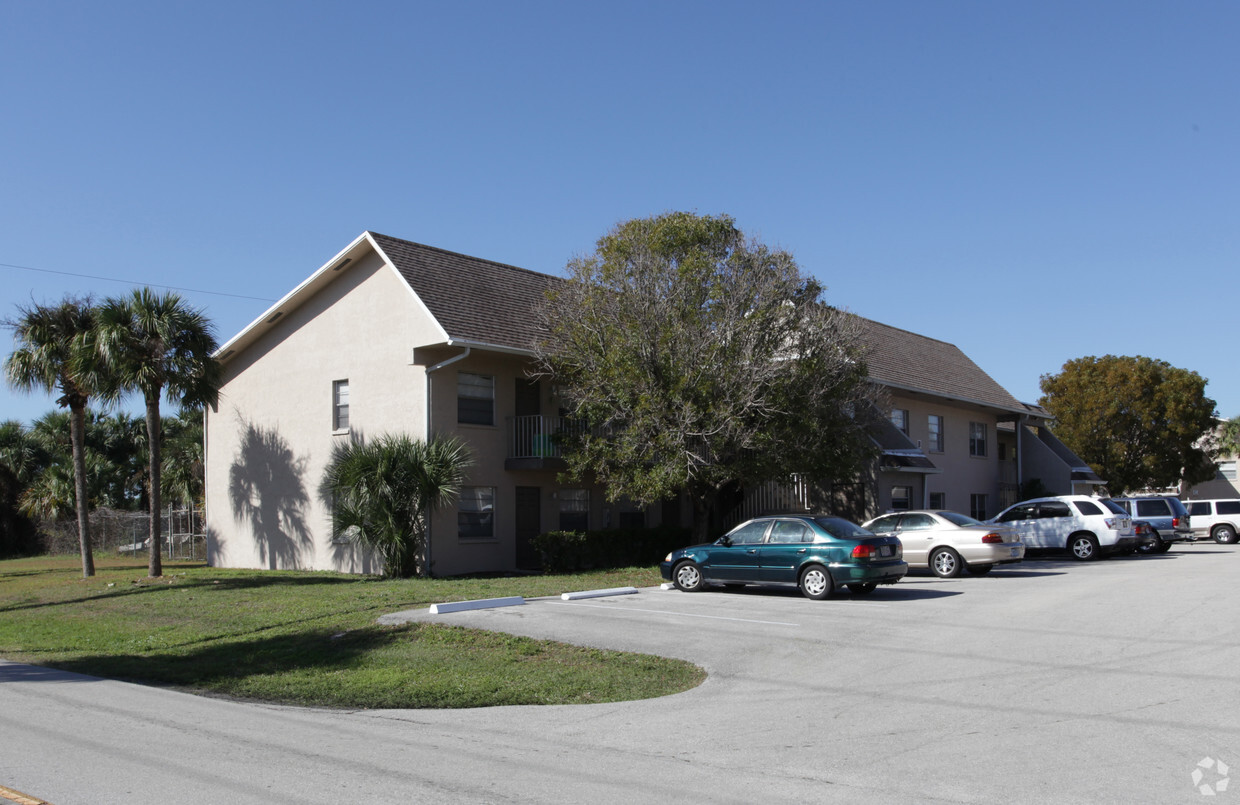 Building Photo - Bowling Green Apartments