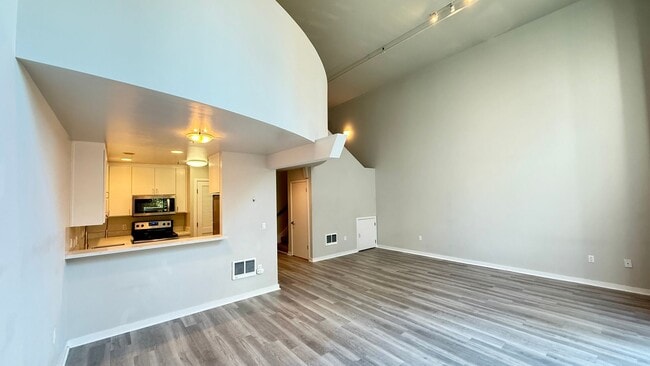 Building Photo - Stylish 1BR/1BA Loft with Open Floor Plan in South Beach!-AMSI