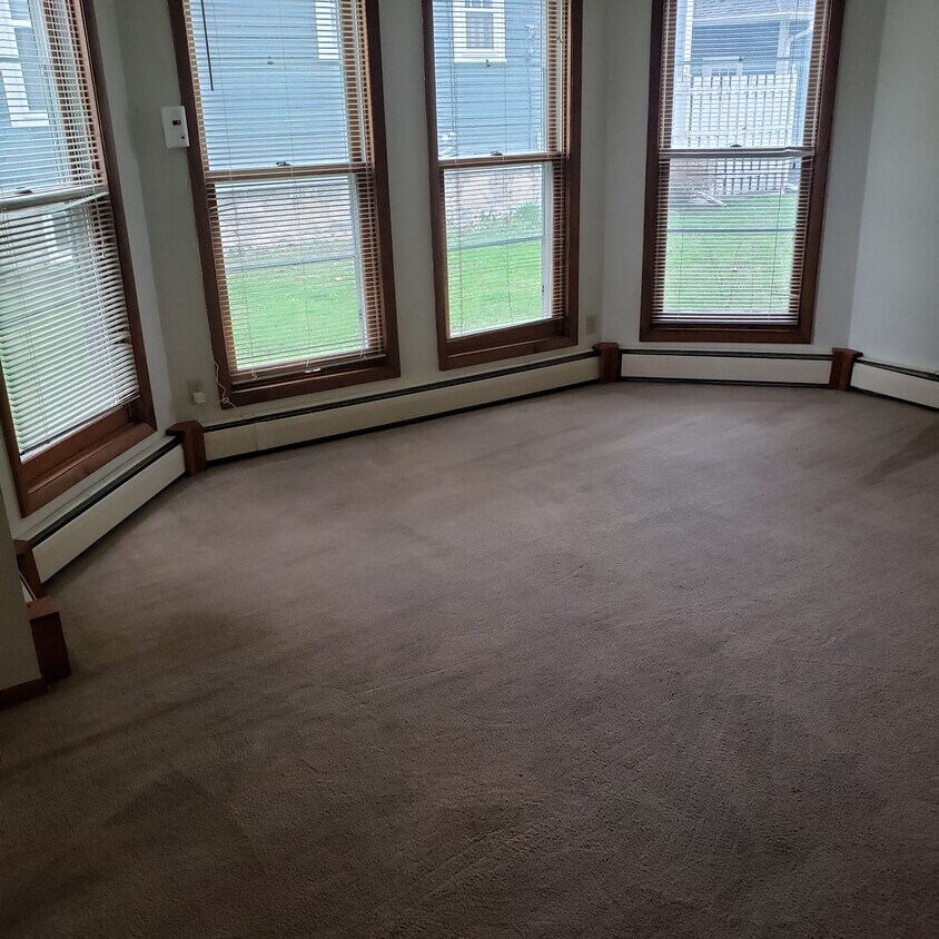 907 Saint Clair St Unit Lower, Manitowoc, WI 54220 Apartments in