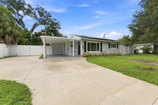 Building Photo - 7235 Orpine Dr N