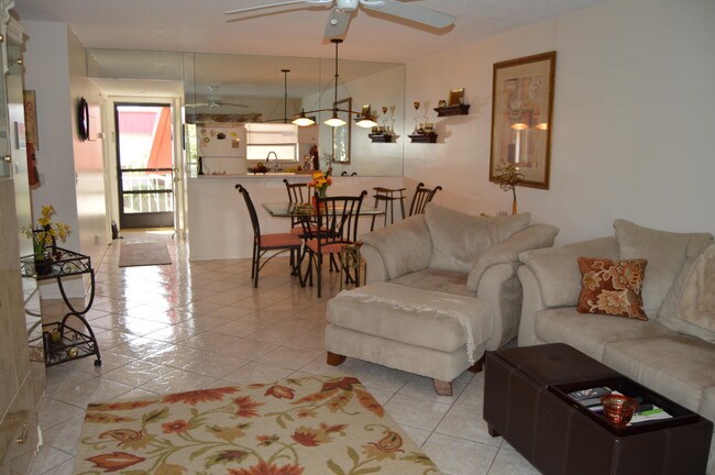Foto del edificio - 12022 W Greenway Drive 204