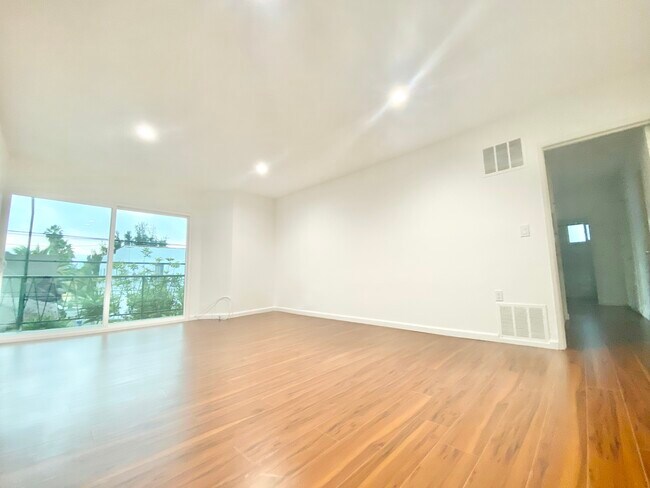 Building Photo - 1445 S Sherbourne Dr