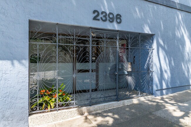 Entrada - 2396-2398 Pine St