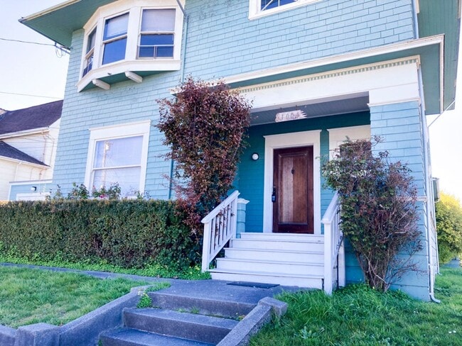 Foto del edificio - This pet-friendly colonial-style home features very large rooms!