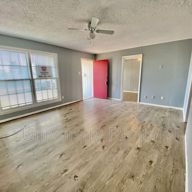 Building Photo - 1809 E 2nd St