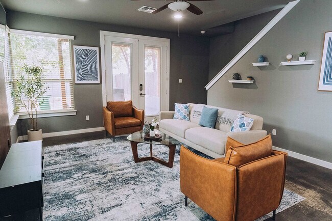 Building Photo - 2002 Rosewood Ave