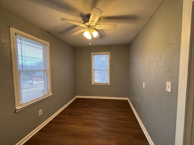Building Photo - Charming 4BR 1BA Home with spacious yard!