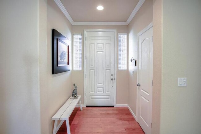 Building Photo - Immaculate Modern Townhouse in Sought-Afte...