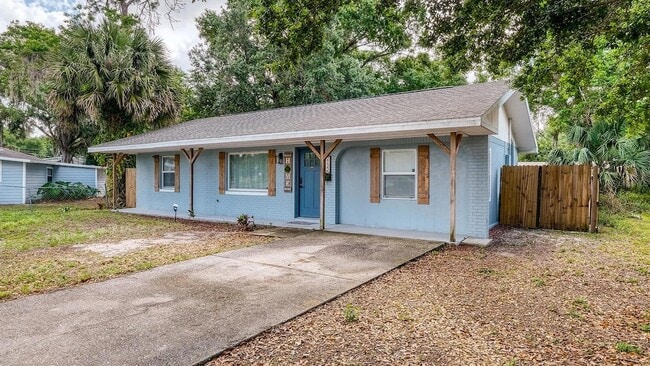 Building Photo - 2122 Lake Blvd