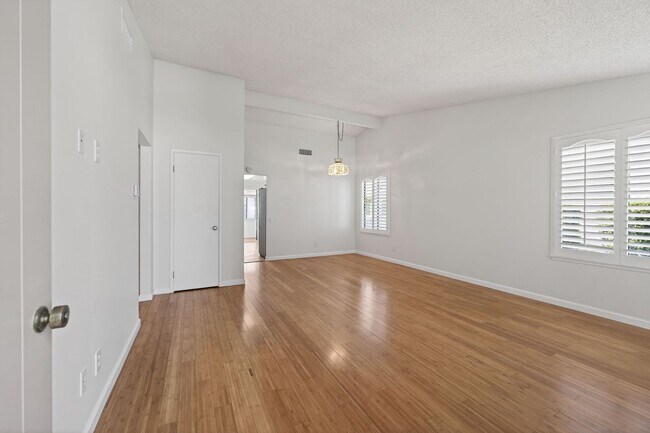 Foto del edificio - 2 Bedroom + 2 Bathroom Condo | Leisure Village 55+ Community | Camarillo | Unfurnished