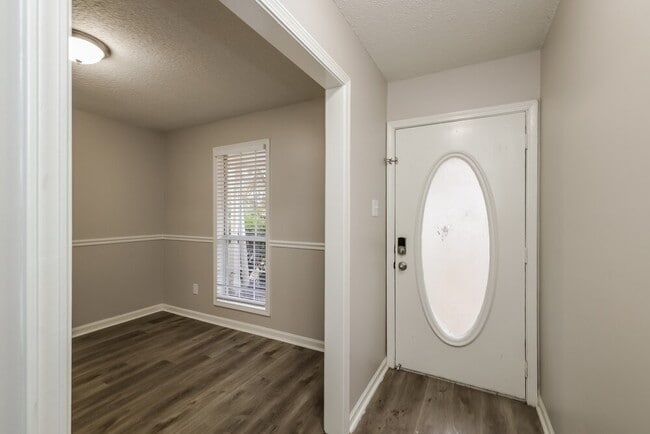 Foto del edificio - 5733 Crievewood Dr