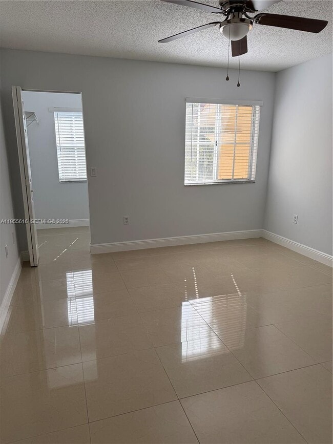 Foto del edificio - 2496 Centergate Dr