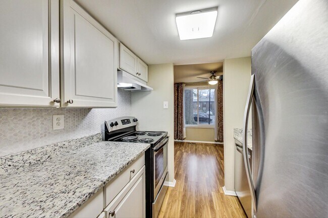 Foto del edificio - COMING SOON - Updated 3+2.5 End Unit w/ 2 PARKING SPACES