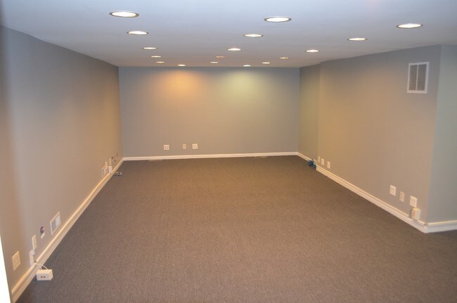 Retail Office - 2636 N Lincoln Ave