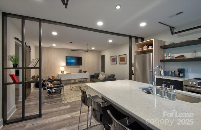 Foto del edificio - 3945 Rockfern Rd