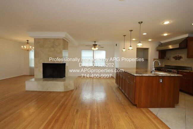 Building Photo - 3 bedroom / 2 bathroom house with 2 car ga...