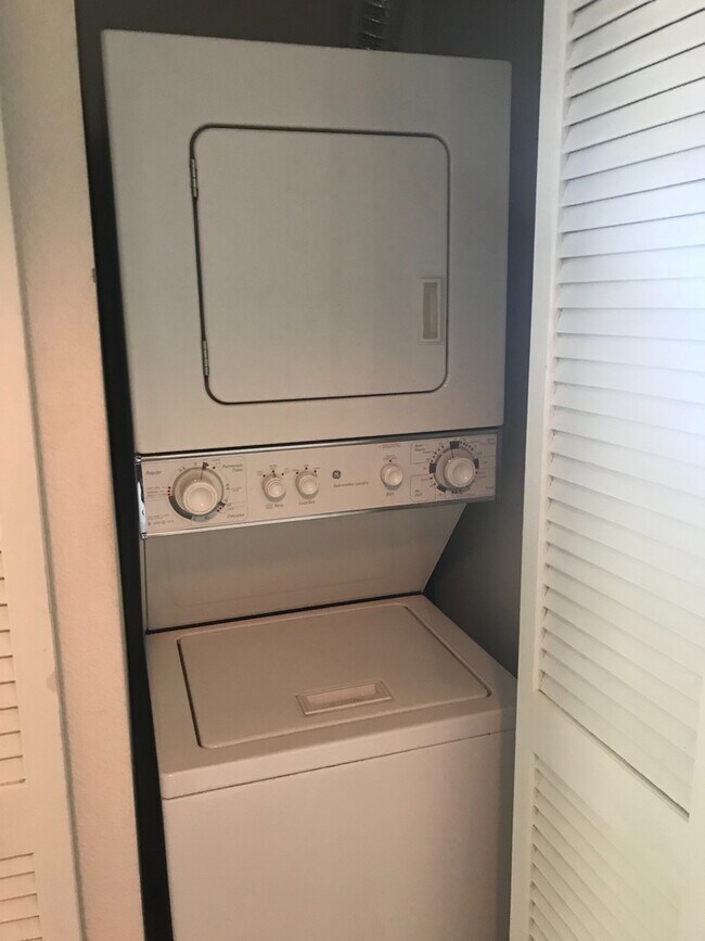 Building Photo - Upgraded upstairs corner unit in the Veran...