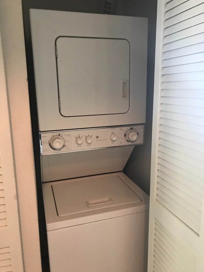 Foto del edificio - Upgraded upstairs corner unit in the Verano Complex