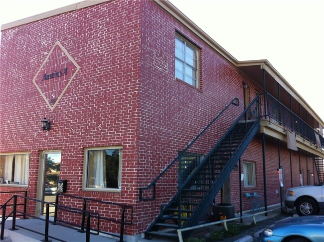 Building Photo - 314 E Hutchison St