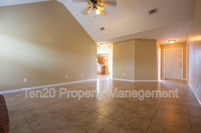 Building Photo - 25 Kalin St