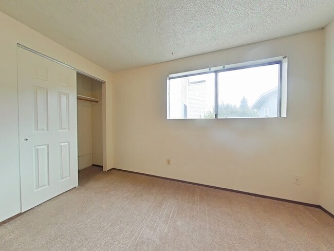 Building Photo - 1 Bedroom Apartment ~ Close to Campus ~ Ca...