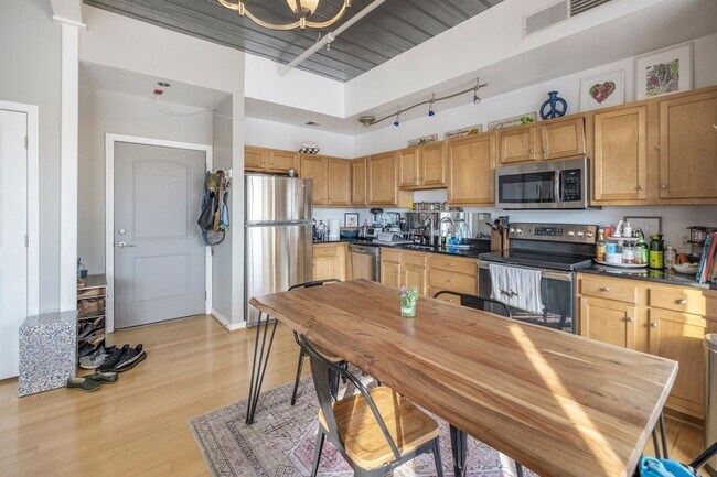 Foto del edificio - Bright 1 BR/1 BA Condo in 16th St Heights!...