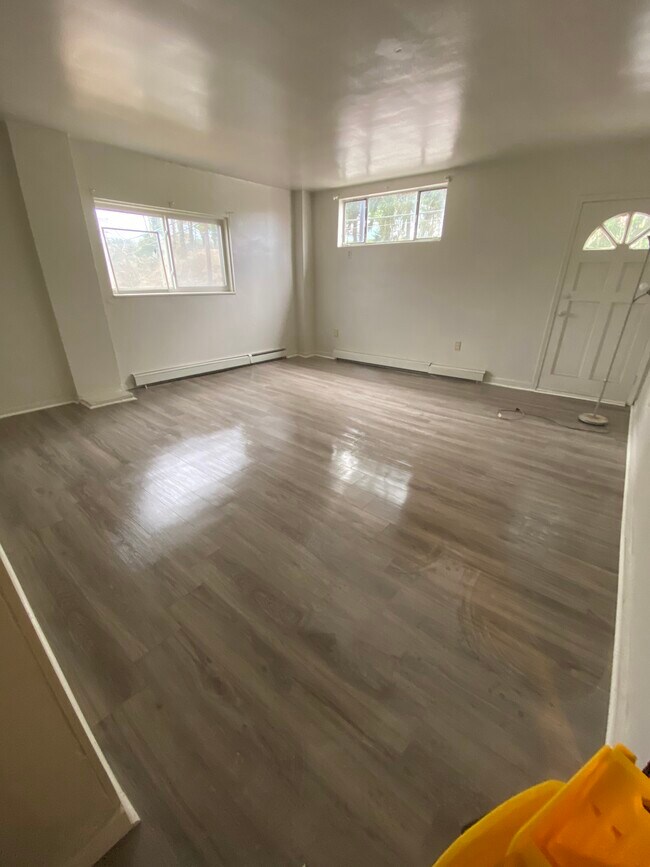 Building Photo - 709 Carothers Ave