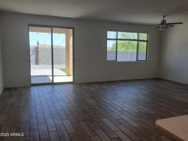Foto del edificio - 48171 N La Soledad
