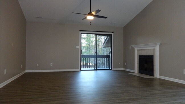 Foto del edificio - Beautiful 2 Bed/2 Bath Condo - Hardwood Floors - Granite Counters - Gas Fireplace - Community Pool