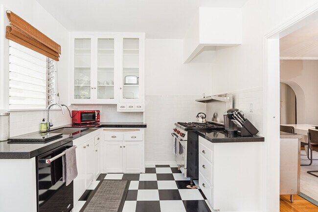 Kitchen 141 - 141 N Mansfield Ave