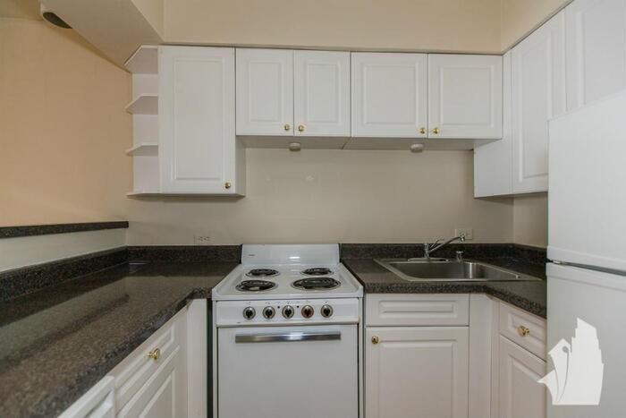 Primary Photo - 1215 N LaSalle Dr