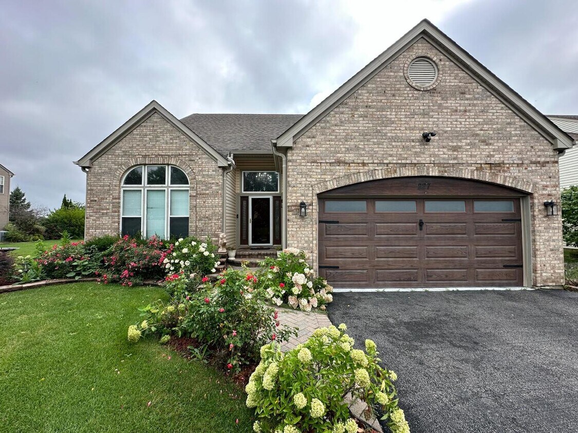 Foto principal - 227 Butler Dr