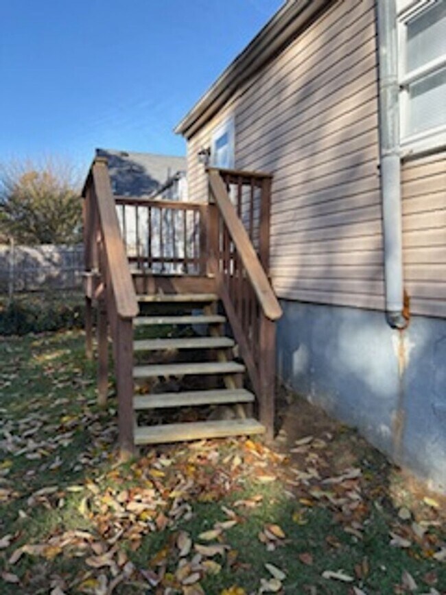 Building Photo - 2 Bedroom 1 Bathroom Home Available Now