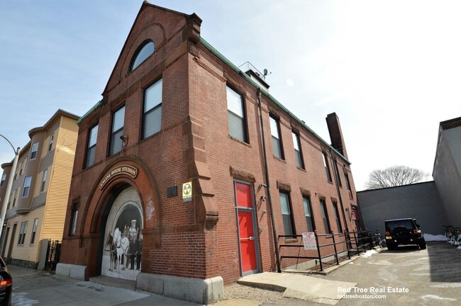 Building Photo - 444 Western Ave