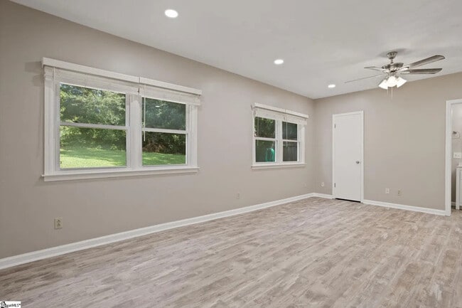 Building Photo - 3 Bedroom 2 Bathroom house