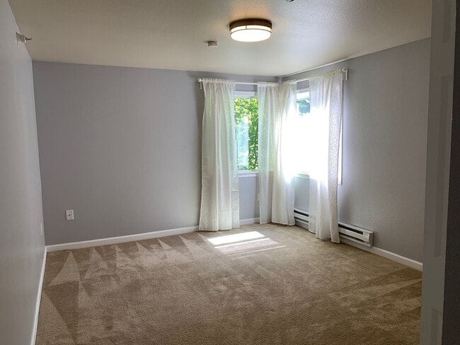 Building Photo - Issaquah Condo